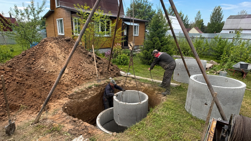 Копка шахты колодца с установкой бетонных колец в Талдомском округе